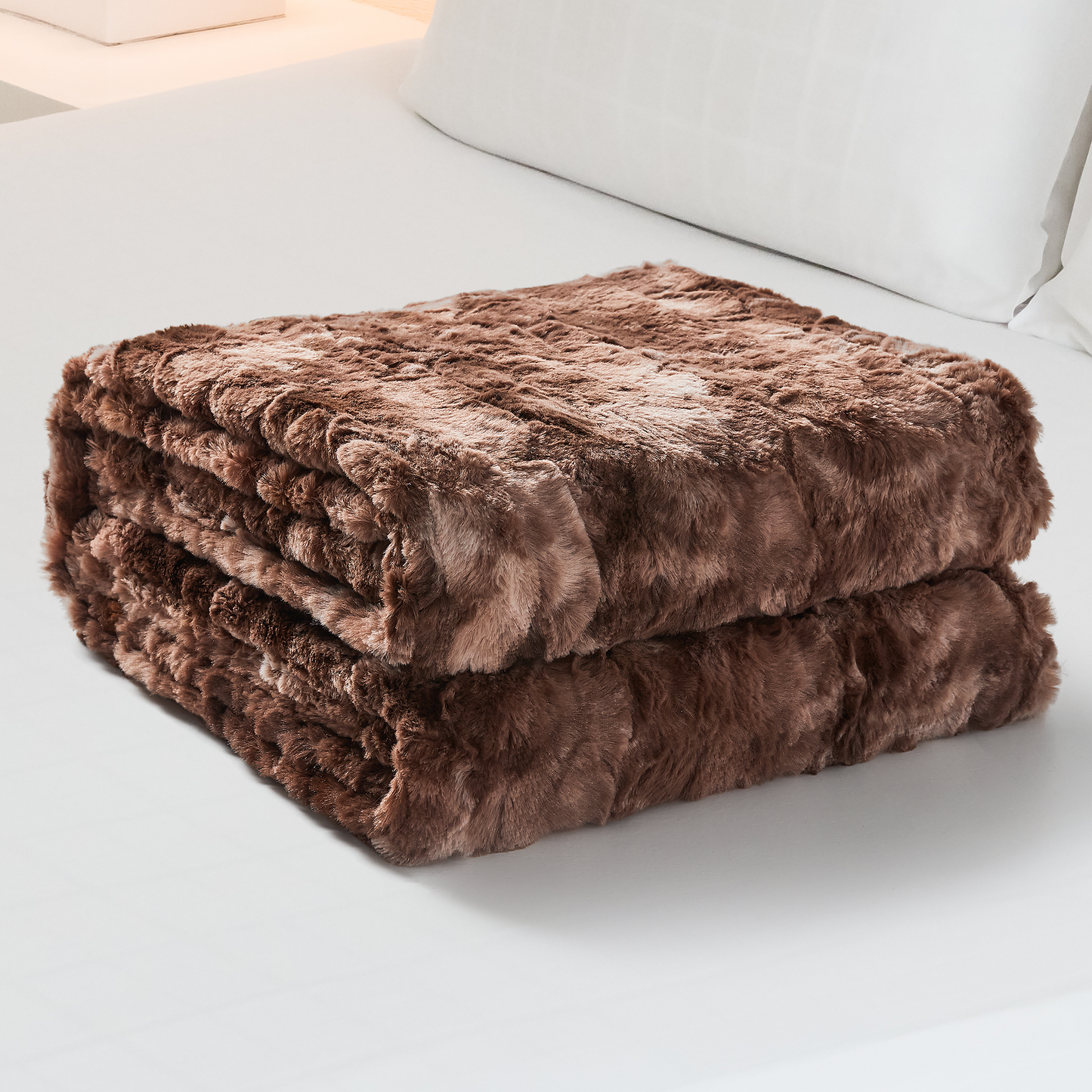 Cheer Collection Faux Fur Throw Blanket for Couch, Beds, Bedroom and Living Room