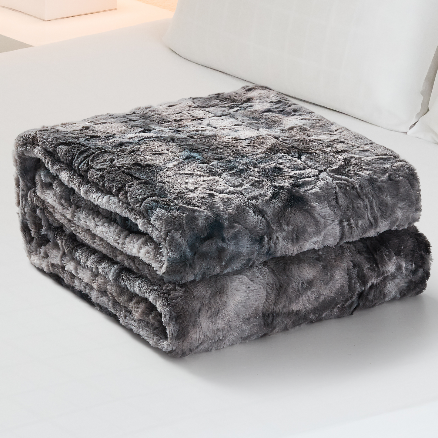 Cheer Collection Faux Fur Throw Blanket for Couch, Beds, Bedroom and Living Room