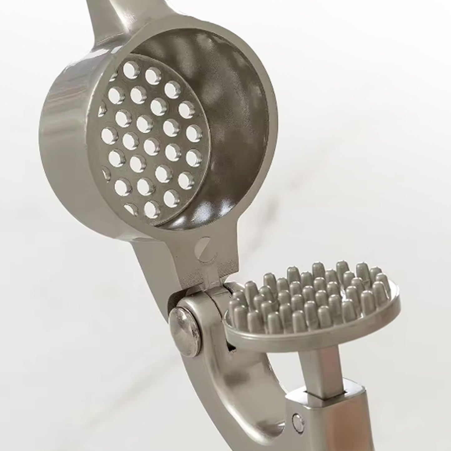 Cheer Collection Premium Garlic Crusher – Effortless Garlic Pressing and Mincing with Ergonomic Handle and Easy-Clean Design