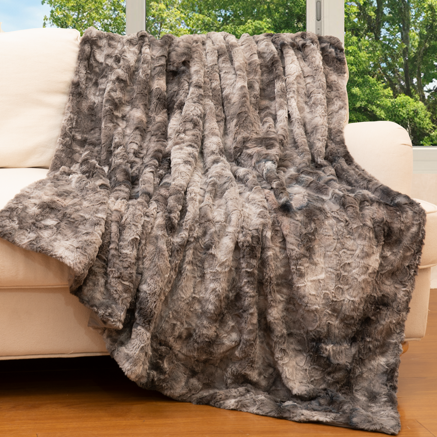 Cheer Collection Faux Fur Throw Blanket for Couch, Beds, Bedroom and Living Room