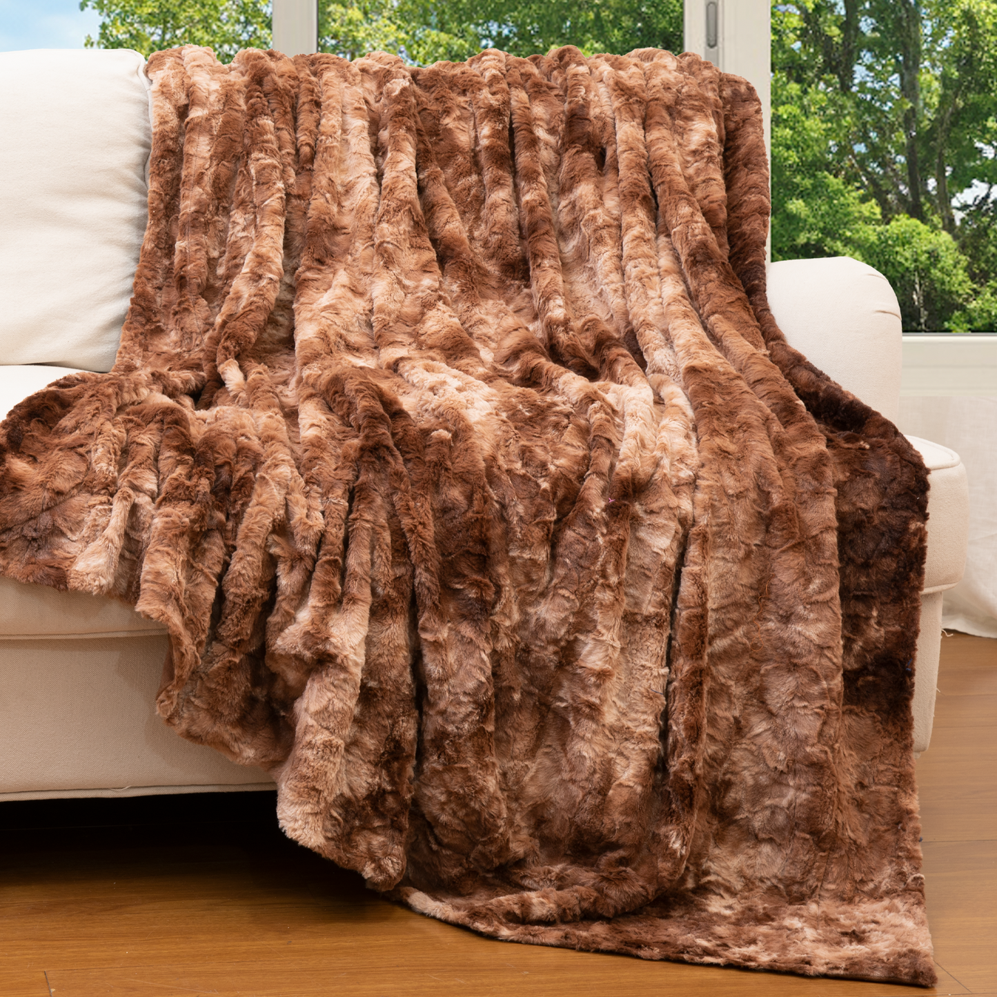 Cheer Collection Faux Fur Throw Blanket for Couch, Beds, Bedroom and Living Room