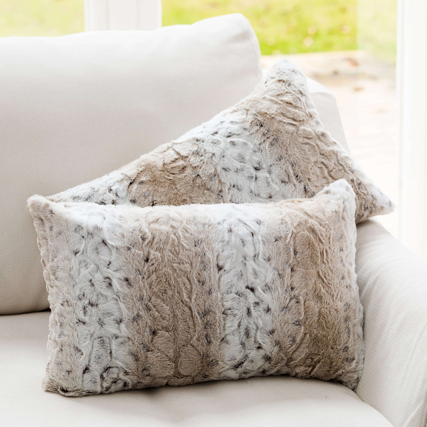 https://www.cheercollection.com/cdn/shop/products/cheer-collection-embossed-faux-fur-throw-pillows-12-x-20-snow-leopard-set-of-2-140174_1400x.jpg?v=1671781078